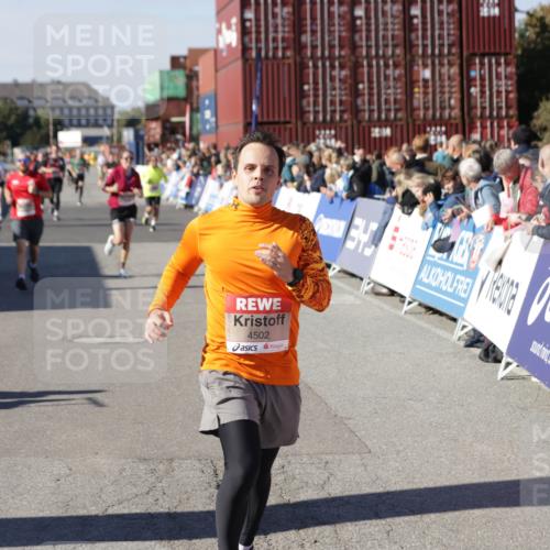 03.10.2025 - Köhlbrandbrückenlauf Jannik Wohlers http://msf.ph/oto/9054048 03.10.2025 13:09:43 Ziel 4262, 4358, 4365, 4502, 4614, 5803, 5813, 5907, 6308, 6379, 6438, 6659, 6803 meine-sportfotos.de