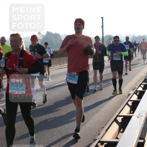 03.10.2025 - Köhlbrandbrückenlauf Lena Gebhardt http://msf.ph/oto/9054067 03.10.2025 09:16:22 Position 1 3403, 3630, 1231 meine-sportfotos.de