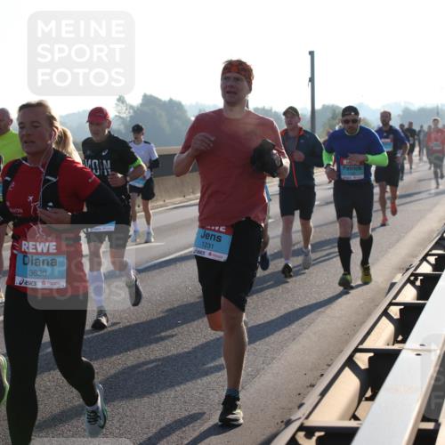 03.10.2025 - Köhlbrandbrückenlauf Lena Gebhardt http://msf.ph/oto/9054077 03.10.2025 09:16:23 Position 1 3403, 3630, 1231, 1132 meine-sportfotos.de