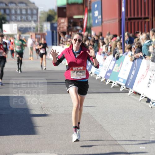 03.10.2025 - Köhlbrandbrückenlauf Jannik Wohlers http://msf.ph/oto/9054106 03.10.2025 13:09:45 Ziel 4262, 4358, 4365, 4502, 4614, 4625, 5803, 5907, 5941, 6308, 6379, 6438, 6659, 6803 meine-sportfotos.de