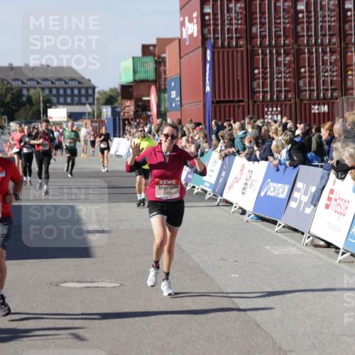03.10.2025 - Köhlbrandbrückenlauf Jannik Wohlers http://msf.ph/oto/9054136 03.10.2025 13:09:45 Ziel 4262, 4358, 4365, 4502, 4614, 4625, 5803, 5907, 5941, 6308, 6379, 6438, 6659, 6803 meine-sportfotos.de