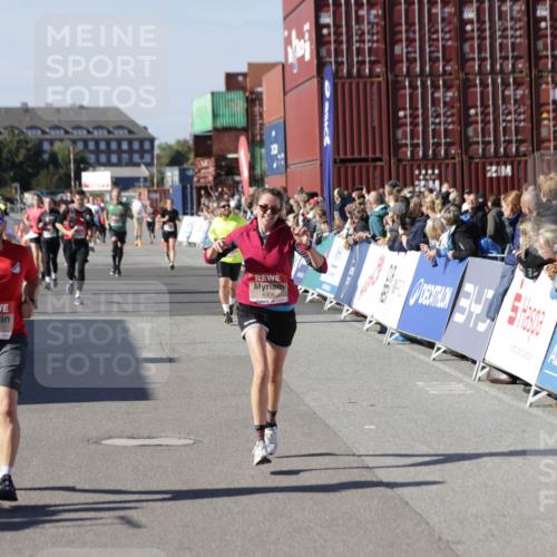 03.10.2025 - Köhlbrandbrückenlauf Jannik Wohlers http://msf.ph/oto/9054141 03.10.2025 13:09:45 Ziel 4262, 4358, 4365, 4502, 4614, 4625, 5803, 5907, 5941, 6308, 6379, 6438, 6659, 6803 meine-sportfotos.de