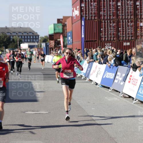 03.10.2025 - Köhlbrandbrückenlauf Jannik Wohlers http://msf.ph/oto/9054148 03.10.2025 13:09:45 Ziel 4262, 4358, 4365, 4502, 4614, 4625, 5803, 5907, 5941, 6308, 6379, 6438, 6659, 6803 meine-sportfotos.de