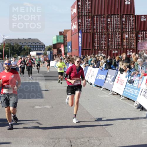 03.10.2025 - Köhlbrandbrückenlauf Jannik Wohlers http://msf.ph/oto/9054172 03.10.2025 13:09:46 Ziel 4262, 4502, 4614, 4625, 5520, 5907, 5941, 6308, 6379, 6659, 6803 meine-sportfotos.de