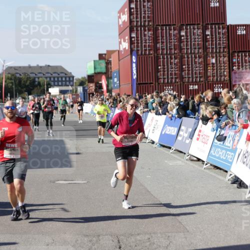 03.10.2025 - Köhlbrandbrückenlauf Jannik Wohlers http://msf.ph/oto/9054174 03.10.2025 13:09:46 Ziel 4262, 4502, 4614, 4625, 5520, 5907, 5941, 6308, 6379, 6659, 6803 meine-sportfotos.de