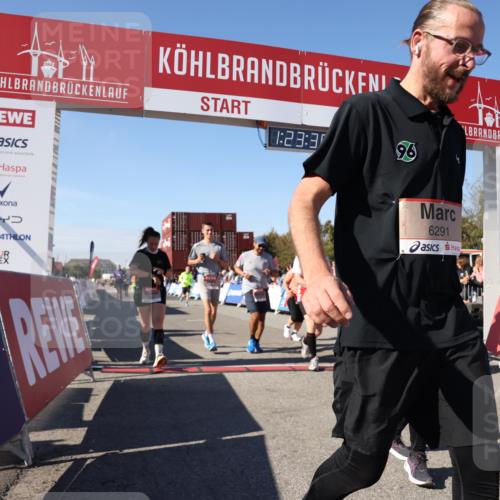 03.10.2025 - Köhlbrandbrückenlauf Lena Gebhardt http://msf.ph/oto/9054177 03.10.2025 13:23:30 Ziel 4450, 4477, 4719, 4752, 4887, 4892, 4911, 5003, 5114, 5653, 6291, 6337, 6338, 6378, 6618, 6619 meine-sportfotos.de