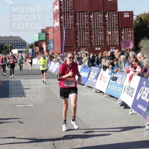 03.10.2025 - Köhlbrandbrückenlauf Jannik Wohlers http://msf.ph/oto/9054220 03.10.2025 13:09:46 Ziel 4262, 4502, 4614, 4625, 5520, 5907, 5941, 6308, 6379, 6659, 6803 meine-sportfotos.de