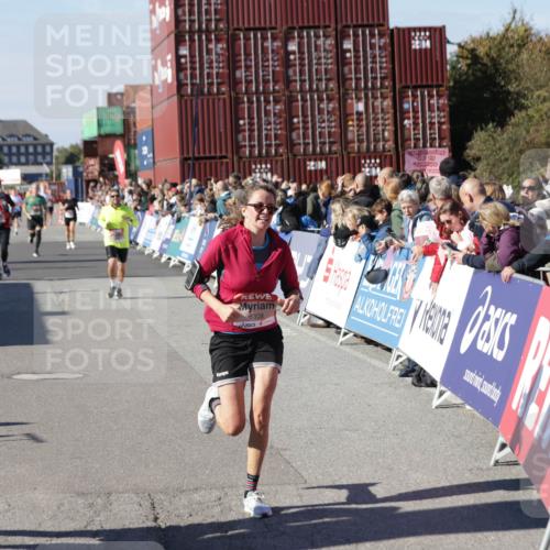 03.10.2025 - Köhlbrandbrückenlauf Jannik Wohlers http://msf.ph/oto/9054237 03.10.2025 13:09:46 Ziel 4262, 4502, 4614, 4625, 5520, 5907, 5941, 6308, 6379, 6659, 6803 meine-sportfotos.de