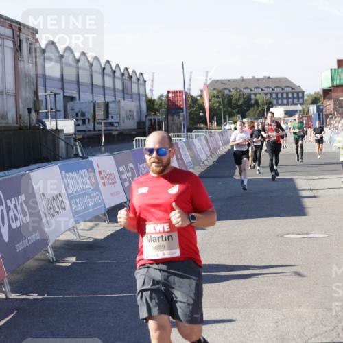 03.10.2025 - Köhlbrandbrückenlauf Jannik Wohlers http://msf.ph/oto/9054247 03.10.2025 13:09:47 Ziel 4262, 4502, 4614, 4625, 5520, 5941, 6308, 6659, 6803 meine-sportfotos.de