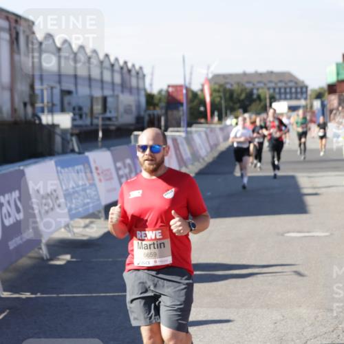 03.10.2025 - Köhlbrandbrückenlauf Jannik Wohlers http://msf.ph/oto/9054255 03.10.2025 13:09:47 Ziel 4262, 4502, 4614, 4625, 5520, 5941, 6308, 6659, 6803 meine-sportfotos.de