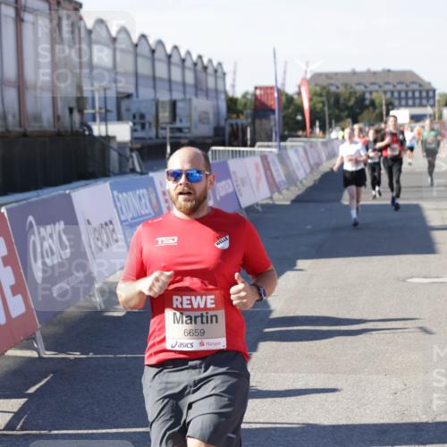 03.10.2025 - Köhlbrandbrückenlauf Jannik Wohlers http://msf.ph/oto/9054291 03.10.2025 13:09:47 Ziel 4262, 4502, 4614, 4625, 5520, 5941, 6308, 6659, 6803 meine-sportfotos.de