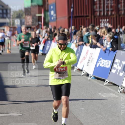 03.10.2025 - Köhlbrandbrückenlauf Jannik Wohlers http://msf.ph/oto/9054315 03.10.2025 13:09:50 Ziel 4260, 4502, 4625, 4718, 4837, 5520, 5941, 6308, 6659, 6750, 6803 meine-sportfotos.de