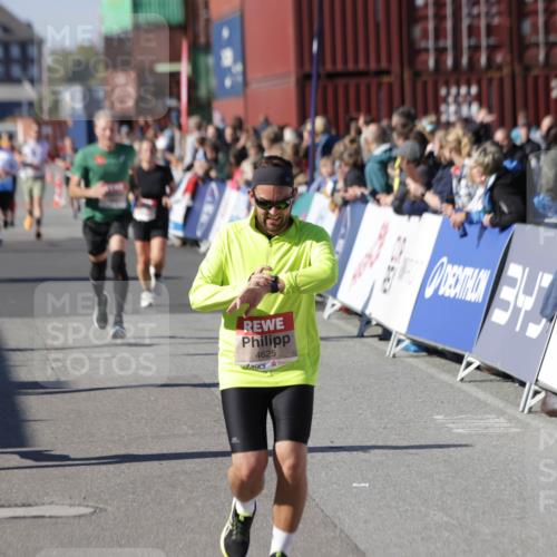 03.10.2025 - Köhlbrandbrückenlauf Jannik Wohlers http://msf.ph/oto/9054318 03.10.2025 13:09:50 Ziel 4260, 4502, 4625, 4718, 4837, 5520, 5941, 6308, 6659, 6750, 6803 meine-sportfotos.de