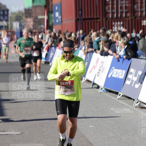 03.10.2025 - Köhlbrandbrückenlauf Jannik Wohlers http://msf.ph/oto/9054322 03.10.2025 13:09:50 Ziel 4260, 4502, 4625, 4718, 4837, 5520, 5941, 6308, 6659, 6750, 6803 meine-sportfotos.de
