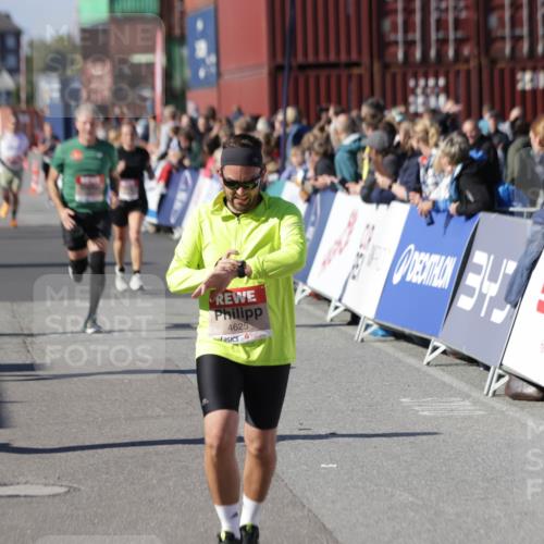 03.10.2025 - Köhlbrandbrückenlauf Jannik Wohlers http://msf.ph/oto/9054329 03.10.2025 13:09:50 Ziel 4260, 4502, 4625, 4718, 4837, 5520, 5941, 6308, 6659, 6750, 6803 meine-sportfotos.de