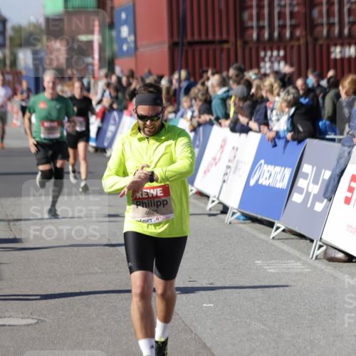 03.10.2025 - Köhlbrandbrückenlauf Jannik Wohlers http://msf.ph/oto/9054332 03.10.2025 13:09:50 Ziel 4260, 4502, 4625, 4718, 4837, 5520, 5941, 6308, 6659, 6750, 6803 meine-sportfotos.de