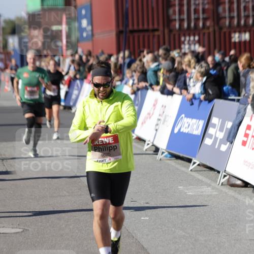 03.10.2025 - Köhlbrandbrückenlauf Jannik Wohlers http://msf.ph/oto/9054337 03.10.2025 13:09:51 Ziel 4260, 4502, 4625, 4718, 4837, 5520, 5941, 6308, 6659, 6750, 6803 meine-sportfotos.de