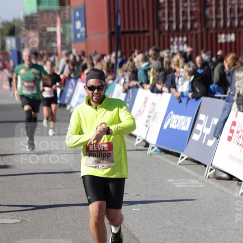 03.10.2025 - Köhlbrandbrückenlauf Jannik Wohlers http://msf.ph/oto/9054342 03.10.2025 13:09:51 Ziel 4260, 4502, 4625, 4718, 4837, 5520, 5941, 6308, 6659, 6750, 6803 meine-sportfotos.de