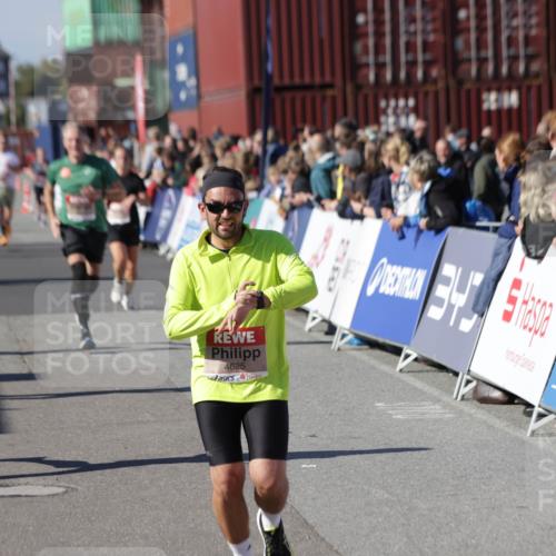 03.10.2025 - Köhlbrandbrückenlauf Jannik Wohlers http://msf.ph/oto/9054352 03.10.2025 13:09:51 Ziel 4260, 4502, 4625, 4718, 4837, 5520, 5941, 6308, 6659, 6750, 6803 meine-sportfotos.de