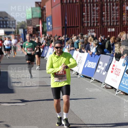 03.10.2025 - Köhlbrandbrückenlauf Jannik Wohlers http://msf.ph/oto/9054356 03.10.2025 13:09:51 Ziel 4260, 4502, 4625, 4718, 4837, 5520, 5941, 6308, 6659, 6750, 6803 meine-sportfotos.de