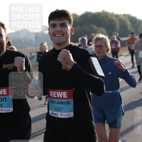 03.10.2025 - Köhlbrandbrückenlauf Jannik Wohlers http://msf.ph/oto/9054397 03.10.2025 09:20:15 Position 3 3206, 3207, 1954 meine-sportfotos.de