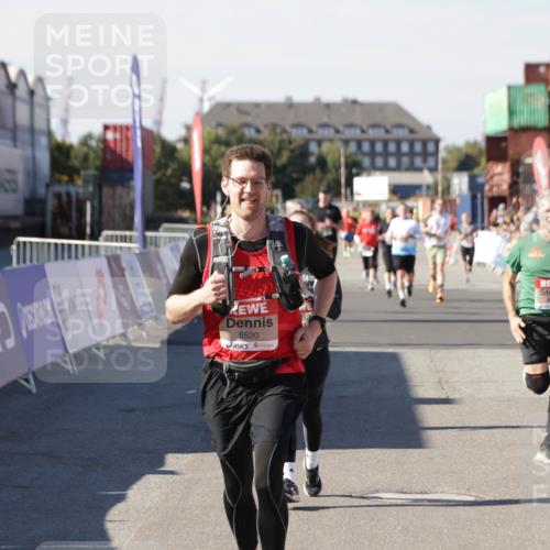 03.10.2025 - Köhlbrandbrückenlauf Jannik Wohlers http://msf.ph/oto/9054400 03.10.2025 13:09:52 Ziel 4260, 4502, 4625, 4718, 4837, 5520, 5763, 5941, 6308, 6659, 6750 meine-sportfotos.de