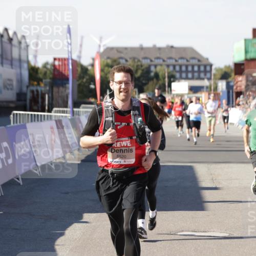 03.10.2025 - Köhlbrandbrückenlauf Jannik Wohlers http://msf.ph/oto/9054405 03.10.2025 13:09:52 Ziel 4260, 4502, 4625, 4718, 4837, 5520, 5763, 5941, 6308, 6659, 6750 meine-sportfotos.de