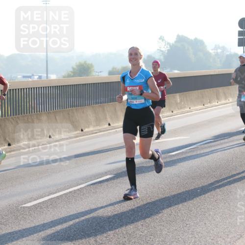 03.10.2025 - Köhlbrandbrückenlauf Lena Gebhardt http://msf.ph/oto/9054420 03.10.2025 09:16:30 Position 1 3458, 1279, 1118 meine-sportfotos.de