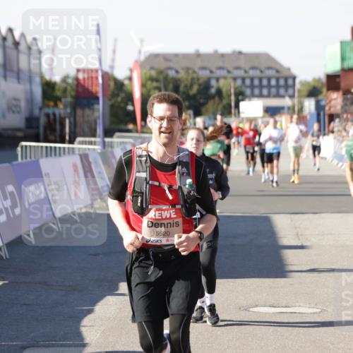 03.10.2025 - Köhlbrandbrückenlauf Jannik Wohlers http://msf.ph/oto/9054422 03.10.2025 13:09:53 Ziel 4260, 4625, 4718, 4837, 5520, 5763, 5941, 6308, 6659, 6750 meine-sportfotos.de