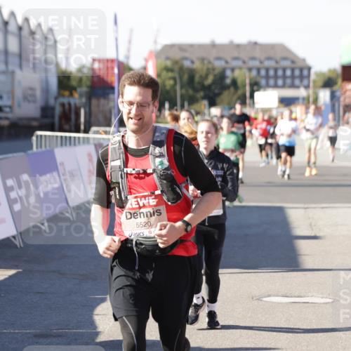 03.10.2025 - Köhlbrandbrückenlauf Jannik Wohlers http://msf.ph/oto/9054449 03.10.2025 13:09:53 Ziel 4260, 4625, 4718, 4837, 5520, 5763, 5941, 6308, 6659, 6750 meine-sportfotos.de
