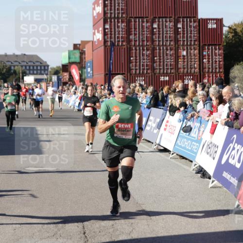 03.10.2025 - Köhlbrandbrückenlauf Jannik Wohlers http://msf.ph/oto/9054469 03.10.2025 13:09:54 Ziel 4260, 4625, 4718, 4837, 5520, 5763, 5941, 6308, 6659, 6750 meine-sportfotos.de