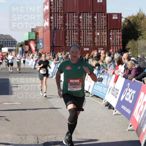 03.10.2025 - Köhlbrandbrückenlauf Jannik Wohlers http://msf.ph/oto/9054502 03.10.2025 13:09:54 Ziel 4260, 4625, 4718, 4837, 5520, 5763, 5941, 6308, 6659, 6750 meine-sportfotos.de