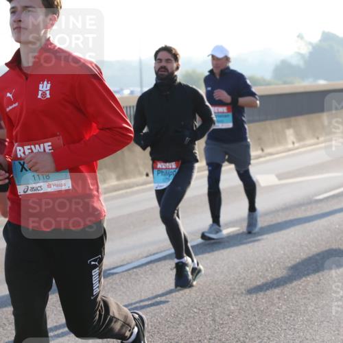03.10.2025 - Köhlbrandbrückenlauf Lena Gebhardt http://msf.ph/oto/9054528 03.10.2025 09:16:32 Position 1 2, 1118 meine-sportfotos.de