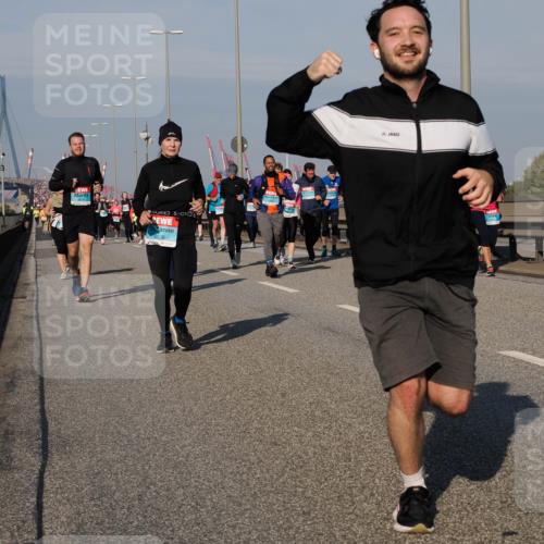 03.10.2025 - Köhlbrandbrückenlauf Fabian Wolf http://msf.ph/oto/9054646 03.10.2025 10:02:46 Position 3 2076 meine-sportfotos.de