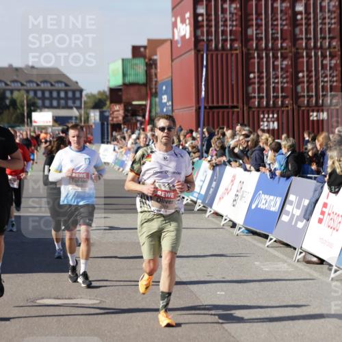 03.10.2025 - Köhlbrandbrückenlauf Jannik Wohlers http://msf.ph/oto/9054669 03.10.2025 13:10:00 Ziel 4260, 4625, 4718, 4787, 4837, 4929, 5520, 5763, 5941, 6083, 6111, 6428, 6432, 6750, 6764 meine-sportfotos.de