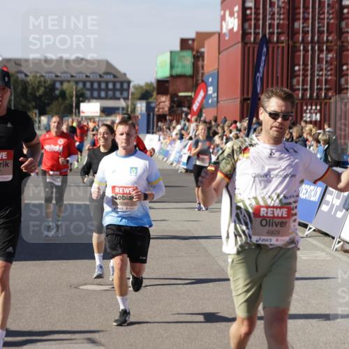 03.10.2025 - Köhlbrandbrückenlauf Jannik Wohlers http://msf.ph/oto/9054734 03.10.2025 13:10:02 Ziel 4196, 4260, 4573, 4718, 4730, 4787, 4837, 4929, 5520, 5763, 5977, 6083, 6111, 6428, 6432, 6750, 6764 meine-sportfotos.de