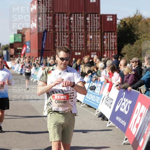 03.10.2025 - Köhlbrandbrückenlauf Jannik Wohlers http://msf.ph/oto/9054736 03.10.2025 13:10:02 Ziel 4196, 4260, 4573, 4718, 4730, 4787, 4837, 4929, 5520, 5763, 5977, 6083, 6111, 6428, 6432, 6750, 6764 meine-sportfotos.de