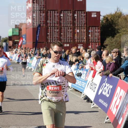 03.10.2025 - Köhlbrandbrückenlauf Jannik Wohlers http://msf.ph/oto/9054740 03.10.2025 13:10:02 Ziel 4196, 4260, 4573, 4718, 4730, 4787, 4837, 4929, 5520, 5763, 5977, 6083, 6111, 6428, 6432, 6750, 6764 meine-sportfotos.de