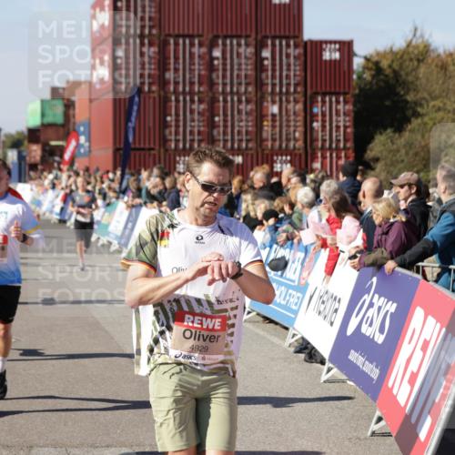 03.10.2025 - Köhlbrandbrückenlauf Jannik Wohlers http://msf.ph/oto/9054748 03.10.2025 13:10:02 Ziel 4196, 4260, 4573, 4718, 4730, 4787, 4837, 4929, 5520, 5763, 5977, 6083, 6111, 6428, 6432, 6750, 6764 meine-sportfotos.de