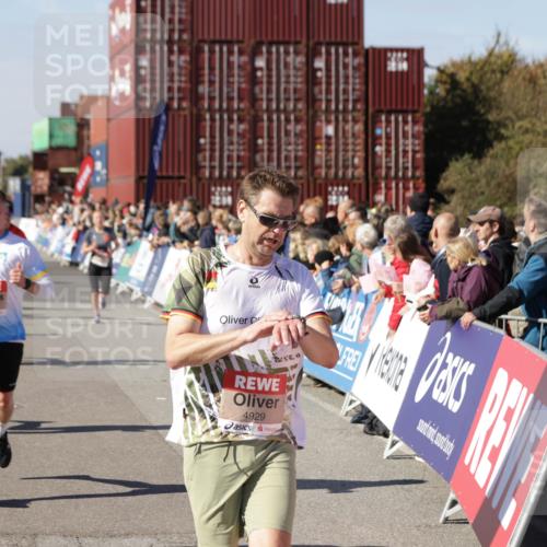 03.10.2025 - Köhlbrandbrückenlauf Jannik Wohlers http://msf.ph/oto/9054756 03.10.2025 13:10:02 Ziel 4196, 4260, 4573, 4718, 4730, 4787, 4837, 4929, 5520, 5763, 5977, 6083, 6111, 6428, 6432, 6750, 6764 meine-sportfotos.de