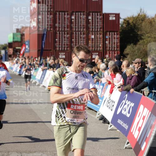 03.10.2025 - Köhlbrandbrückenlauf Jannik Wohlers http://msf.ph/oto/9054759 03.10.2025 13:10:02 Ziel 4196, 4260, 4573, 4718, 4730, 4787, 4837, 4929, 5520, 5763, 5977, 6083, 6111, 6428, 6432, 6750, 6764 meine-sportfotos.de