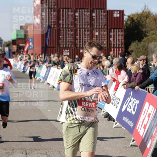 03.10.2025 - Köhlbrandbrückenlauf Jannik Wohlers http://msf.ph/oto/9054765 03.10.2025 13:10:02 Ziel 4196, 4260, 4573, 4718, 4730, 4787, 4837, 4929, 5520, 5763, 5977, 6083, 6111, 6428, 6432, 6750, 6764 meine-sportfotos.de