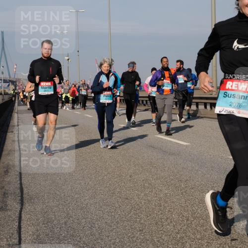 03.10.2025 - Köhlbrandbrückenlauf Fabian Wolf http://msf.ph/oto/9054772 03.10.2025 10:02:48 Position 3 2810, 3570, 2076 meine-sportfotos.de