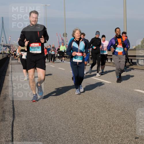 03.10.2025 - Köhlbrandbrückenlauf Fabian Wolf http://msf.ph/oto/9054826 03.10.2025 10:02:50 Position 3 2810, 3570, 2024, 2200 meine-sportfotos.de
