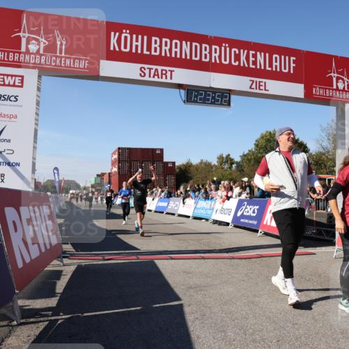 03.10.2025 - Köhlbrandbrückenlauf Lena Gebhardt http://msf.ph/oto/9054858 03.10.2025 13:23:52 Ziel 4285, 4465, 4918, 5081, 5093, 5431, 5709, 5742, 6728 meine-sportfotos.de