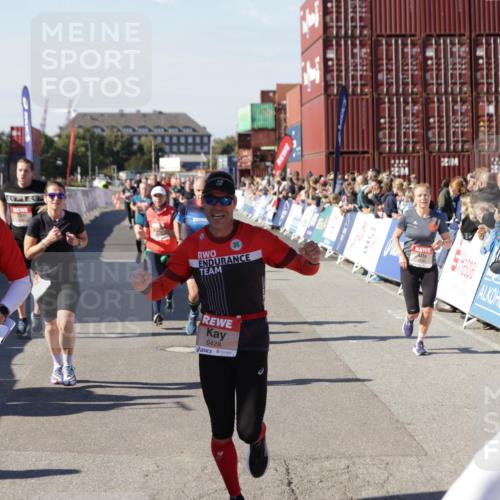 03.10.2025 - Köhlbrandbrückenlauf Jannik Wohlers http://msf.ph/oto/9054894 03.10.2025 13:10:05 Ziel 4196, 4260, 4573, 4730, 4787, 4929, 5763, 5977, 6083, 6111, 6428, 6432, 6750, 6764, 6813 meine-sportfotos.de