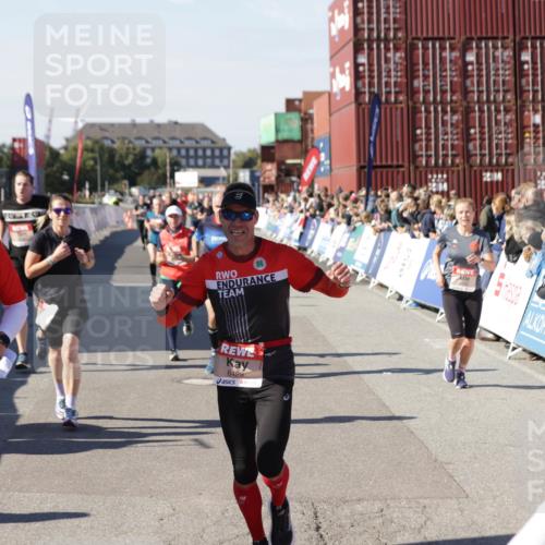03.10.2025 - Köhlbrandbrückenlauf Jannik Wohlers http://msf.ph/oto/9054897 03.10.2025 13:10:05 Ziel 4196, 4260, 4573, 4730, 4787, 4929, 5763, 5977, 6083, 6111, 6428, 6432, 6750, 6764, 6813 meine-sportfotos.de