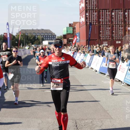 03.10.2025 - Köhlbrandbrückenlauf Jannik Wohlers http://msf.ph/oto/9054907 03.10.2025 13:10:06 Ziel 4196, 4260, 4573, 4730, 4787, 4929, 5763, 5977, 6083, 6111, 6428, 6432, 6750, 6764, 6813 meine-sportfotos.de