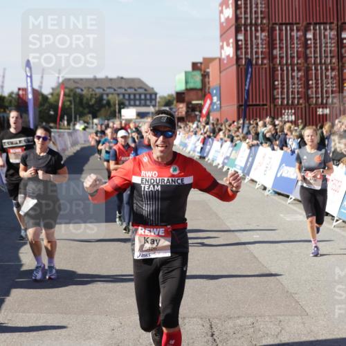 03.10.2025 - Köhlbrandbrückenlauf Jannik Wohlers http://msf.ph/oto/9054917 03.10.2025 13:10:06 Ziel 4196, 4260, 4573, 4730, 4787, 4929, 5763, 5977, 6083, 6111, 6428, 6432, 6750, 6764, 6813 meine-sportfotos.de
