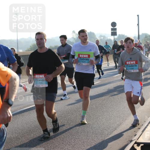 03.10.2025 - Köhlbrandbrückenlauf Lena Gebhardt http://msf.ph/oto/9055025 03.10.2025 09:16:46 Position 1 3495, 1146, 1226, 1396 meine-sportfotos.de